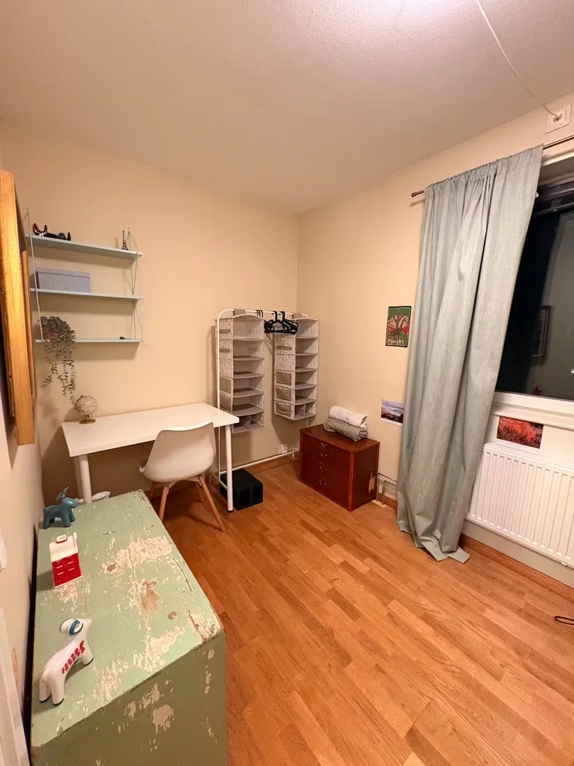 Quarto de estudante confortável e espaçoso em 