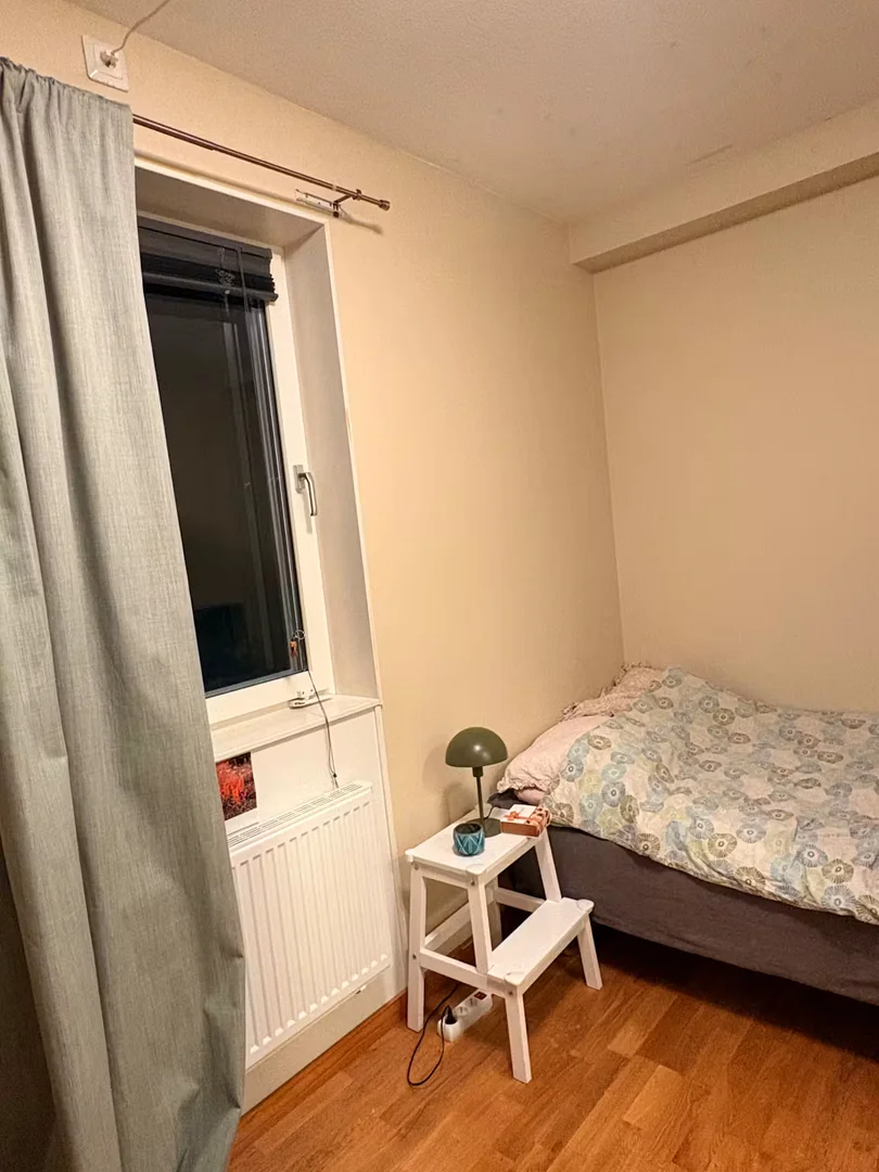 Quarto acessível para estudantes com iluminação ampla em 