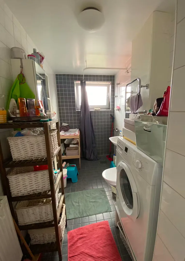 Quarto acessível para estudantes com iluminação ampla em 