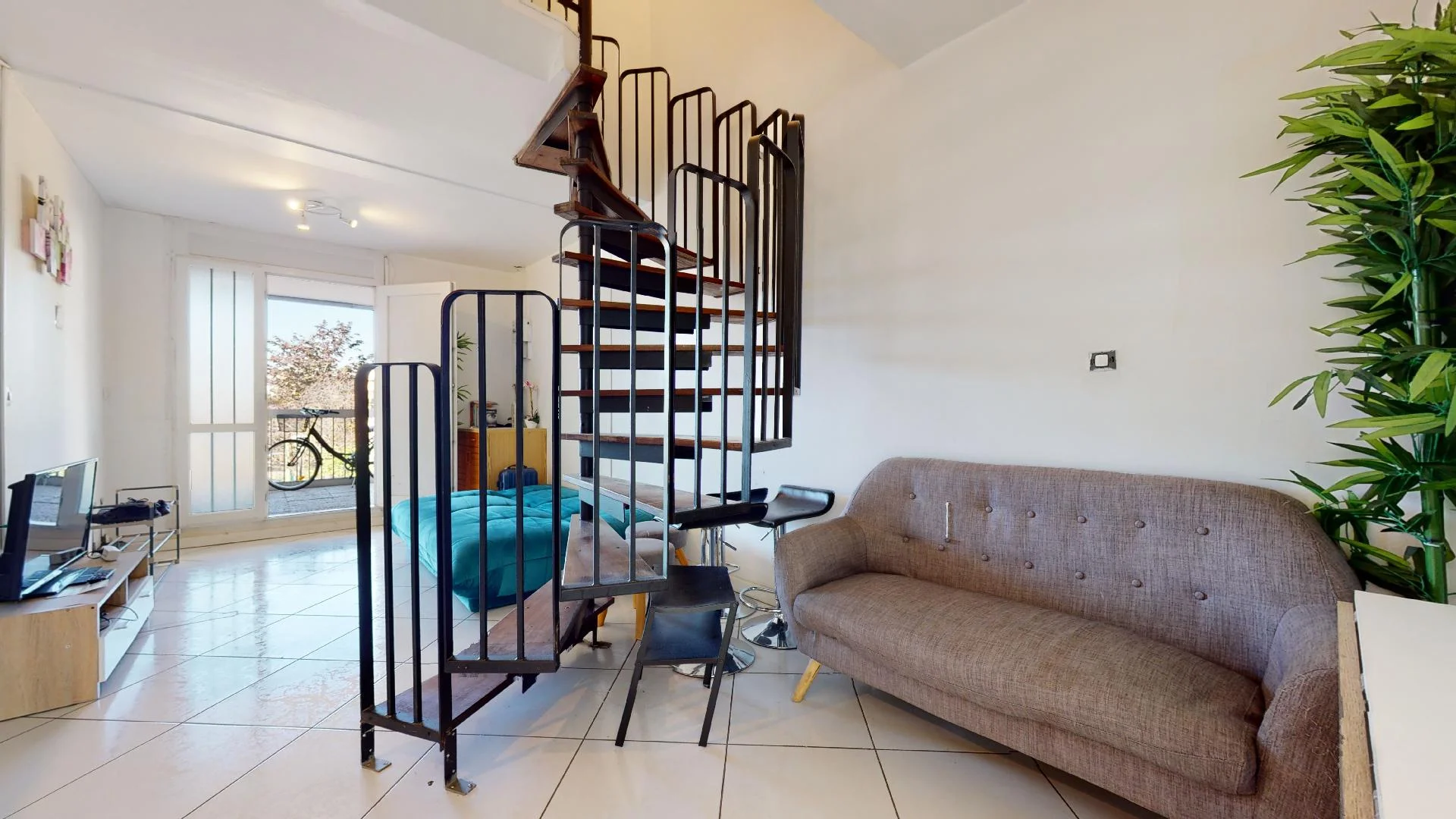 Habitación estudiantil luminosa y aireada con fácil acceso a la universidad en 