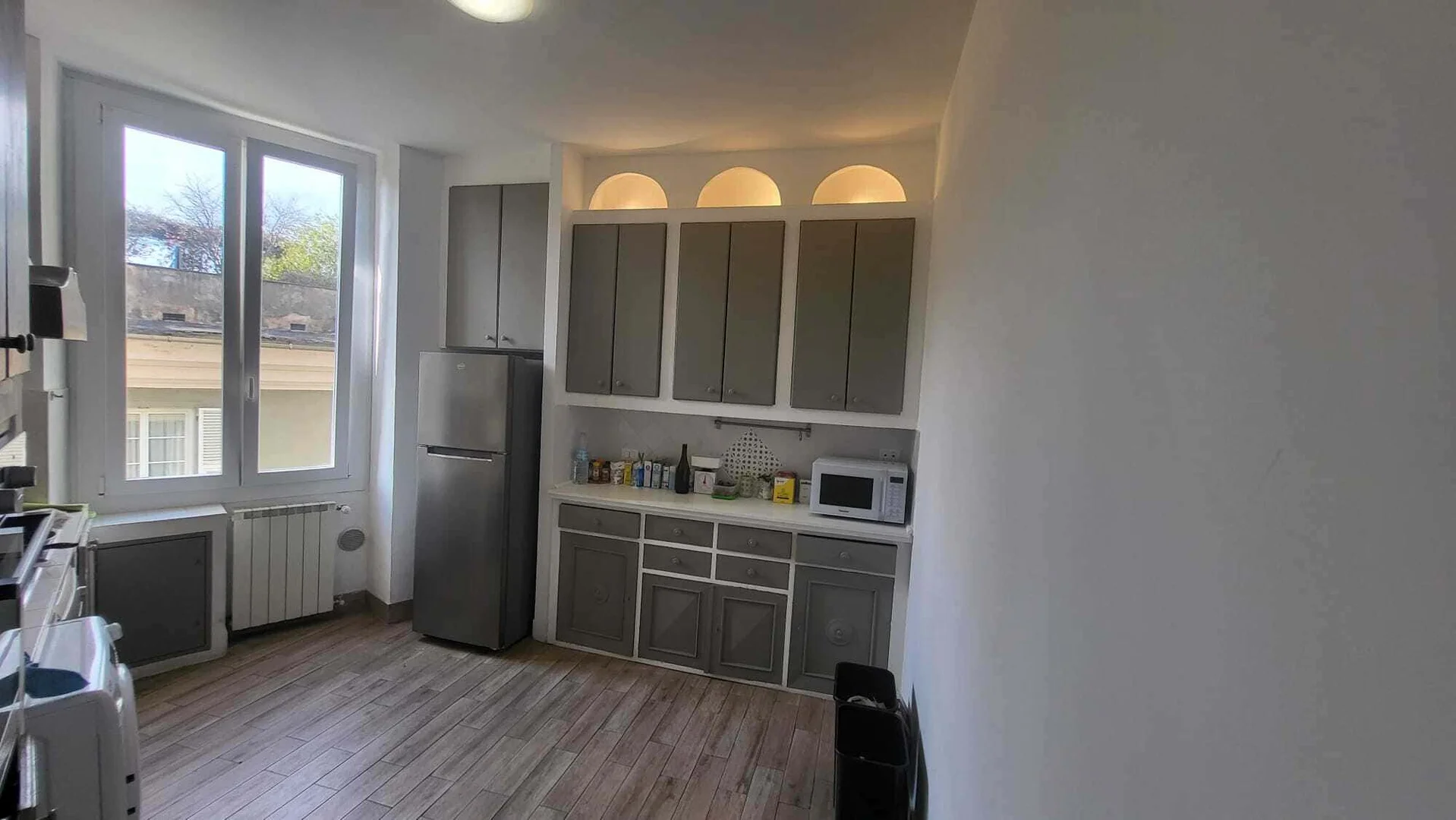 Chambre d'étudiant à  avec espace d'étude et installations communes