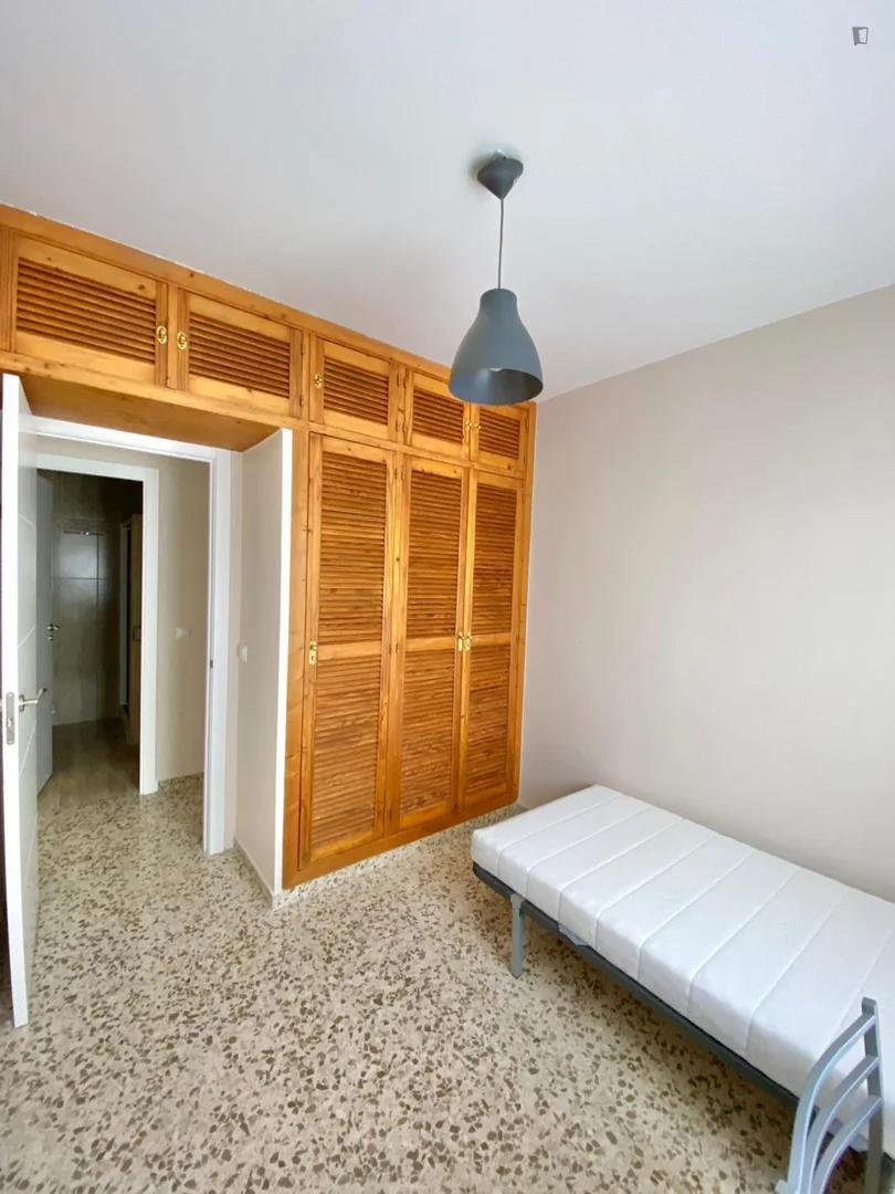 Habitación estudiantil amplia y cómoda en 