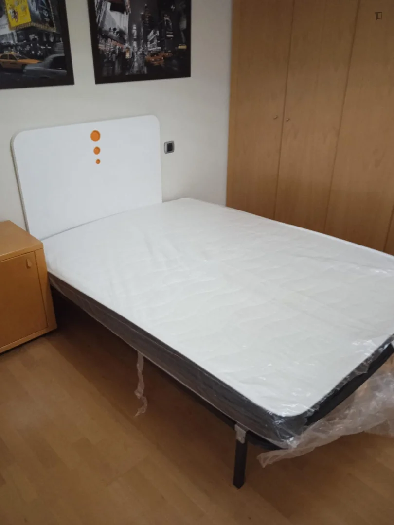 Zimmer in Studentenwohnung in  zu vermieten, voll möbliert