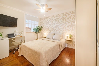 Quarto para alugar com cama de casal em Lisboa