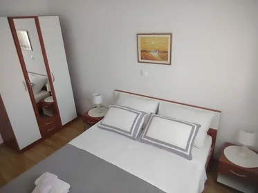 Dairenin tamamı konumu Ulica Hrvoja Ćustića 4, 7 10 görüntüsü