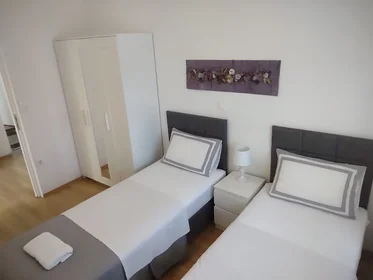 Dairenin tamamı konumu Ulica Hrvoja Ćustića 4, 9 10 görüntüsü