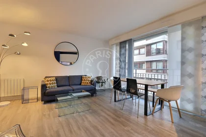Logement situé dans le centre de {area}