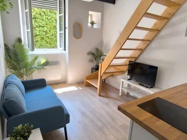{area} de aylık kiralık oda