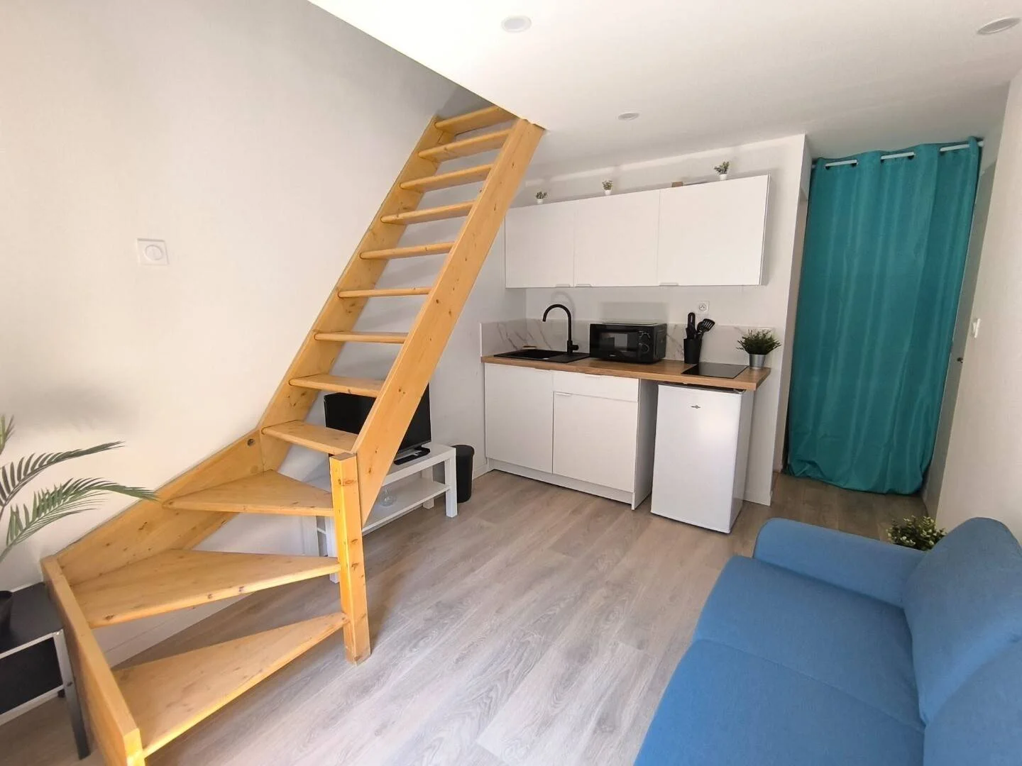 'de öğrenci dairesinde, tamamen mobilyalı kiralık oda