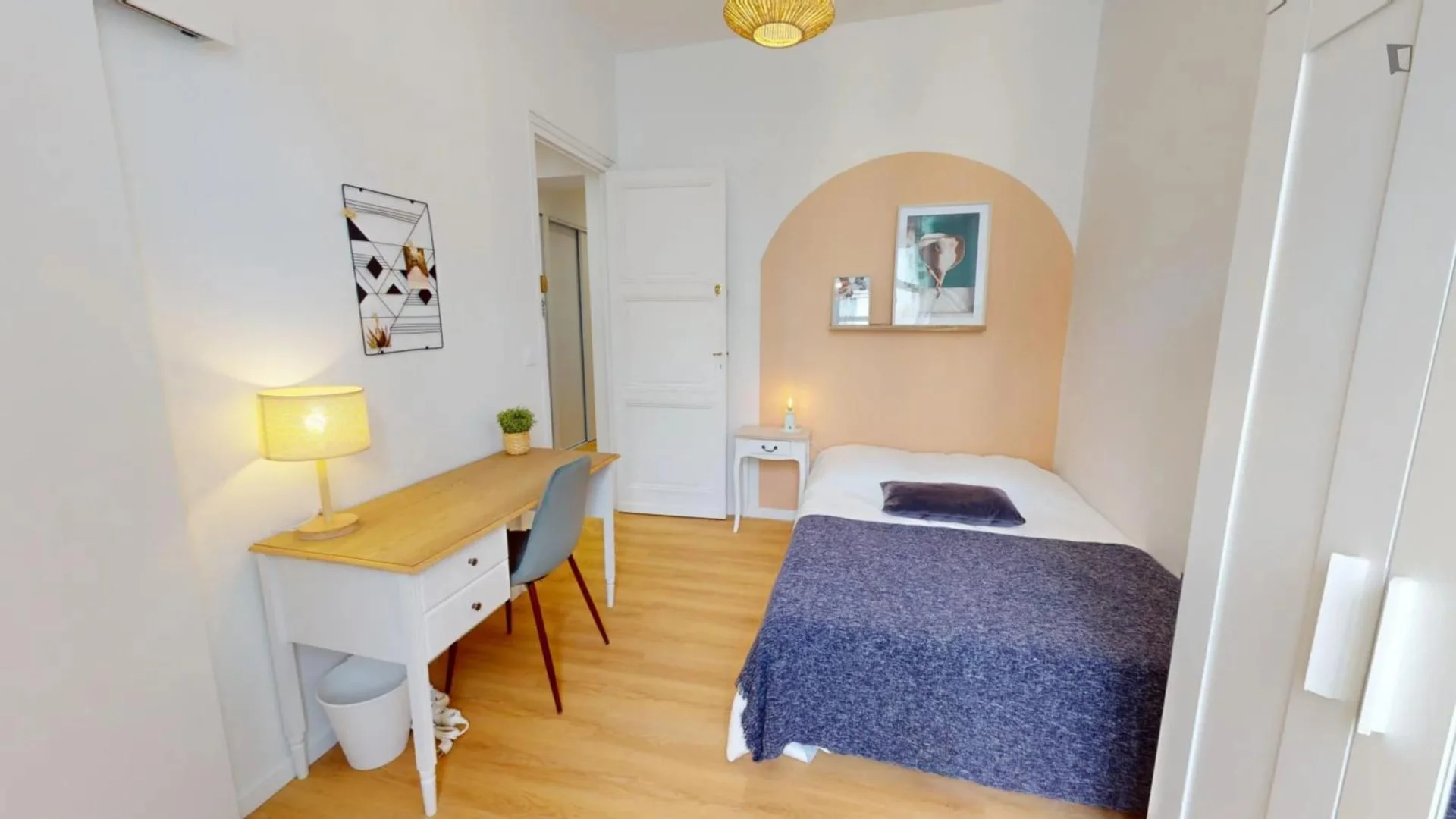 'de öğrenci dairesinde, tamamen mobilyalı kiralık oda