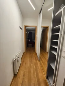 Logement entier à Zaharova ulica, image 1 de 10