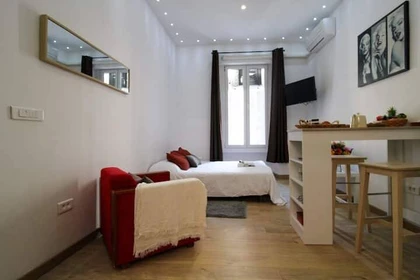 Quarto para alugar num apartamento partilhado em Cannes