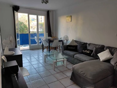 Quarto para alugar num apartamento partilhado em Antibes