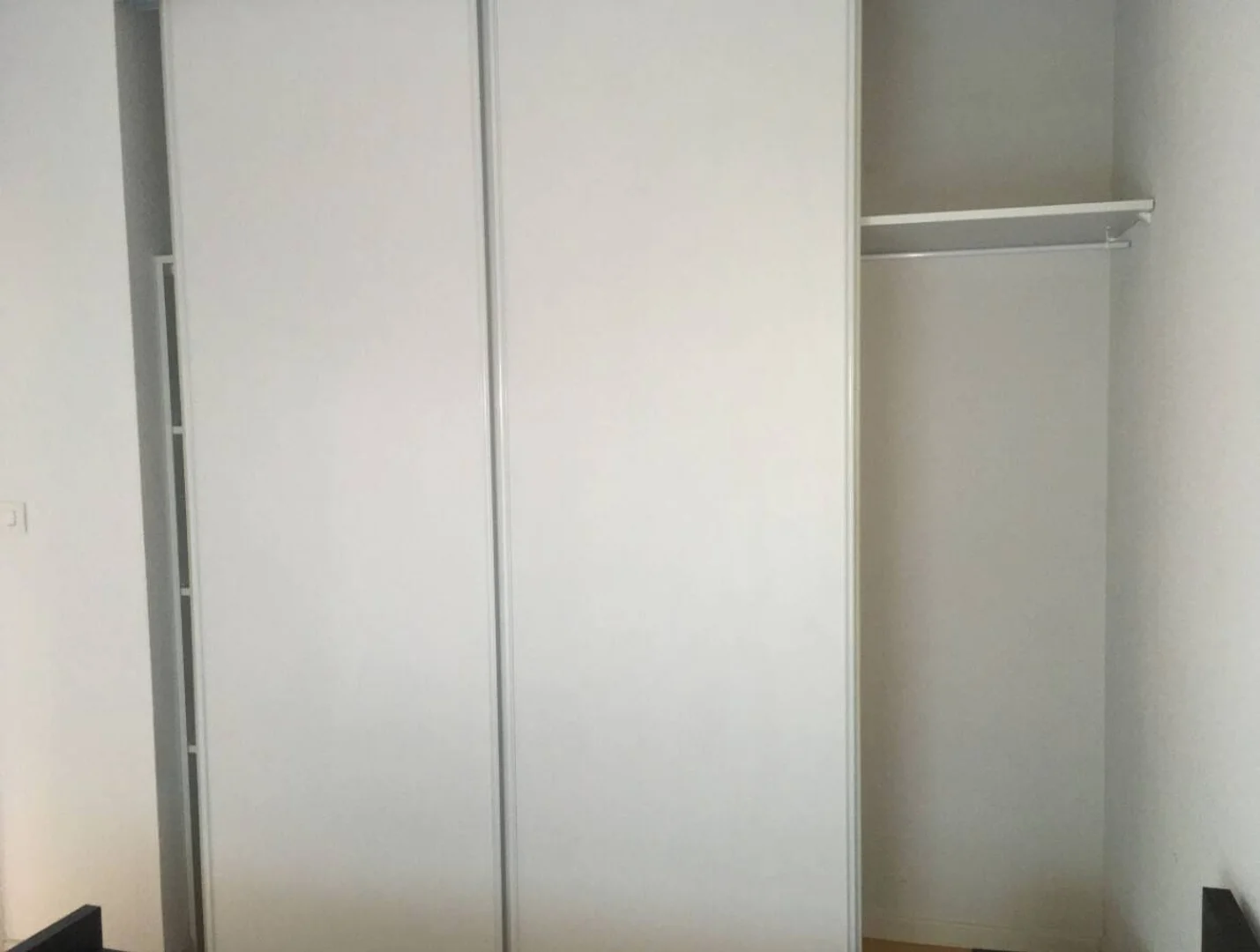 'da öğrenciler için yeterli aydınlatmaya sahip uygun fiyatlı oda