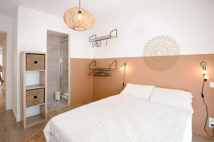 Quarto para alugar com cama de casal em Cannes