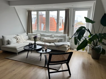 Room for rent with double bed Den-haag