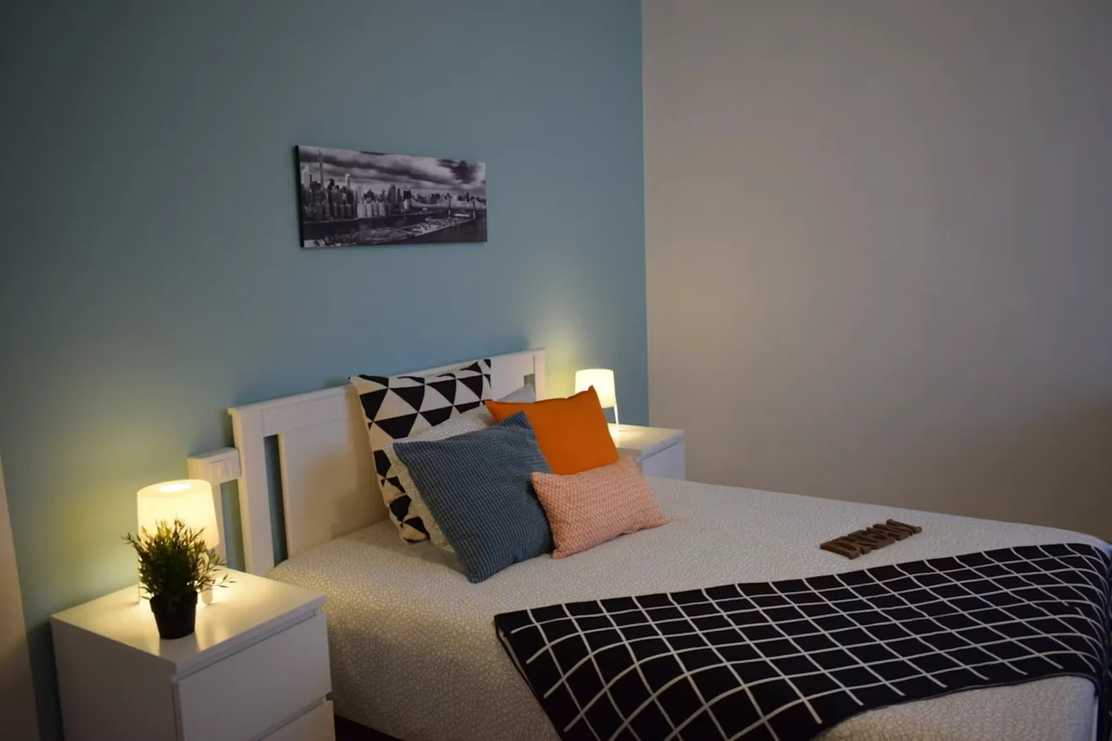 Habitación estudiantil luminosa y aireada con fácil acceso a la universidad en 