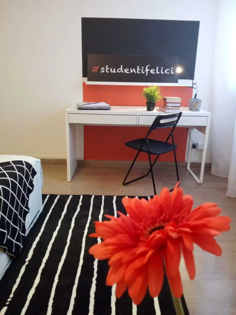 Habitación estudiantil funcional perfecta para estudiar en 