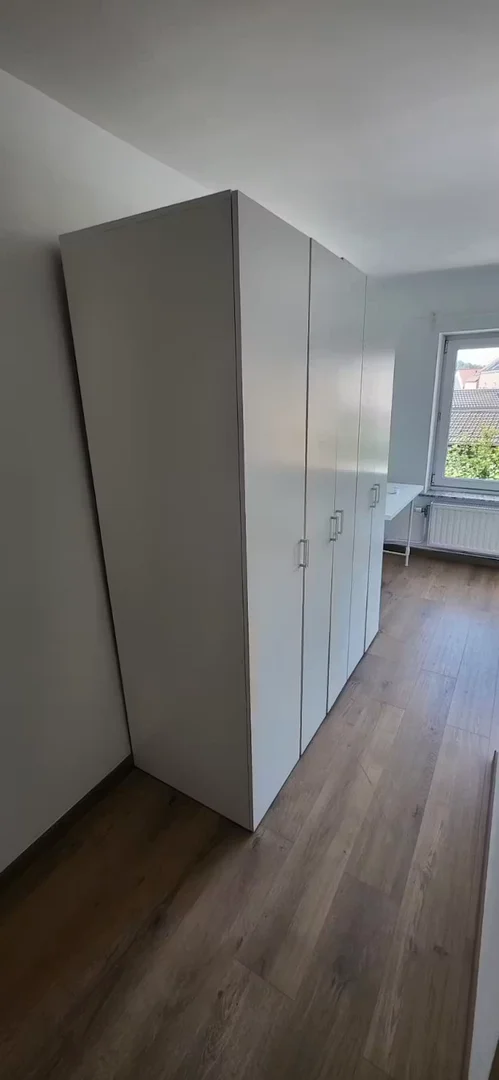 'de öğrenci dairesinde, tamamen mobilyalı kiralık oda