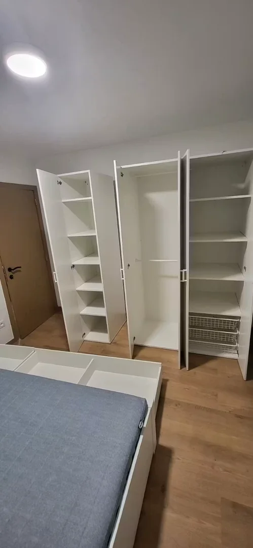 Quarto acessível para estudantes com iluminação ampla em 
