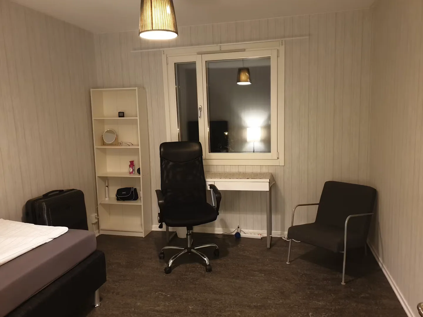 Functional student room perfect for studying in 