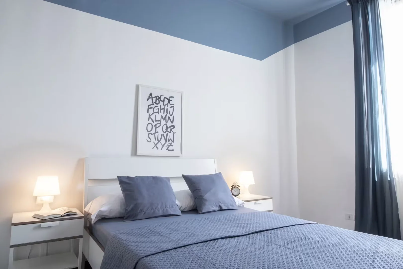 Quarto de estudante em com área de estudo e instalações partilhadas