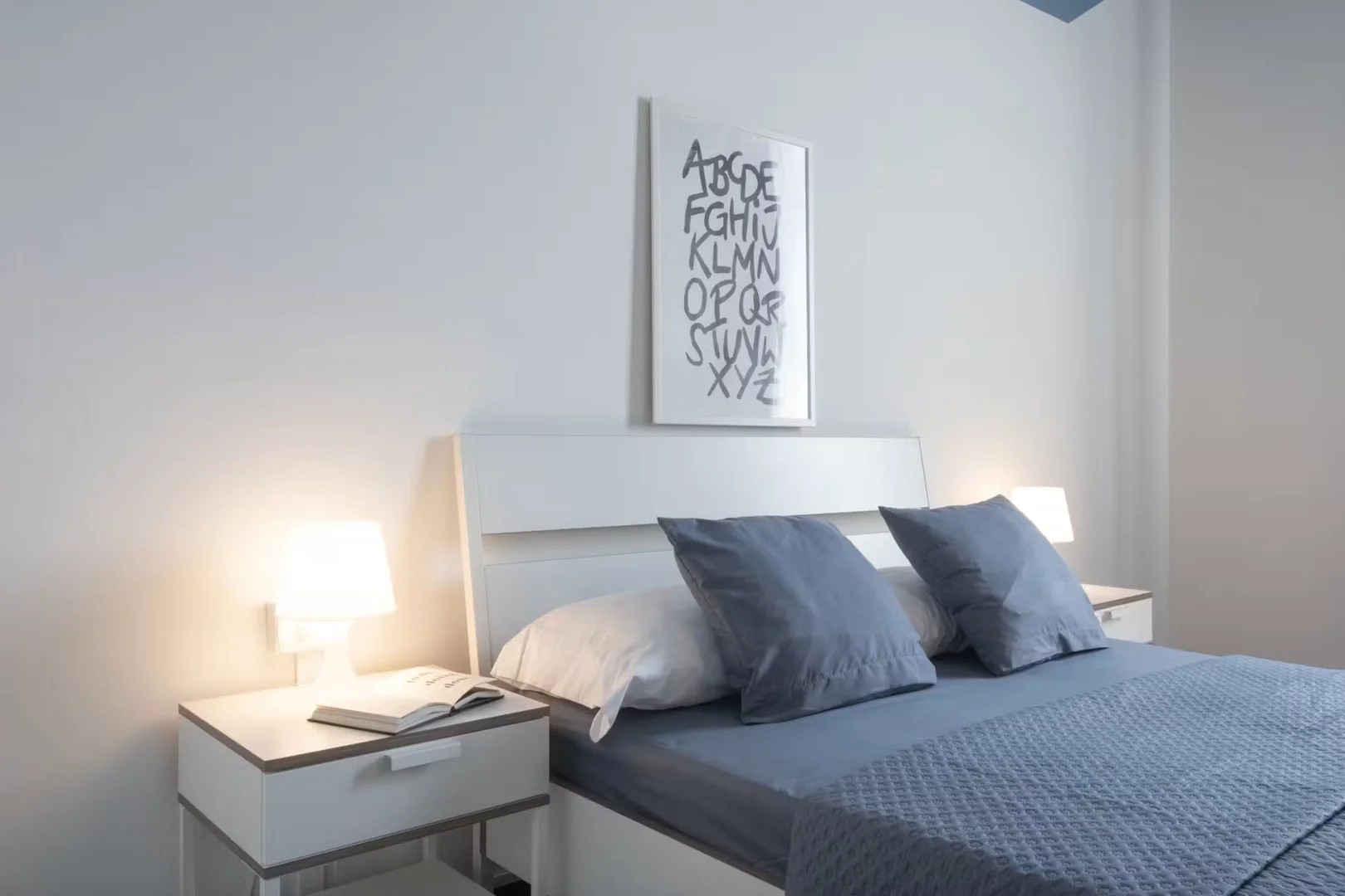 Quarto de estudante em com área de estudo e instalações partilhadas