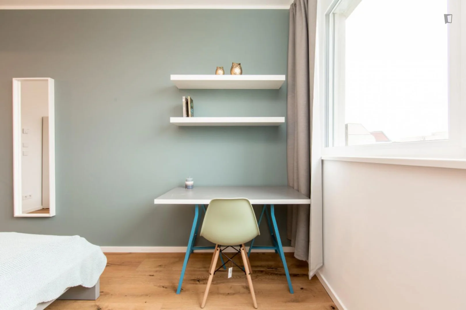 Chambre d'étudiant à  avec espace d'étude et installations communes
