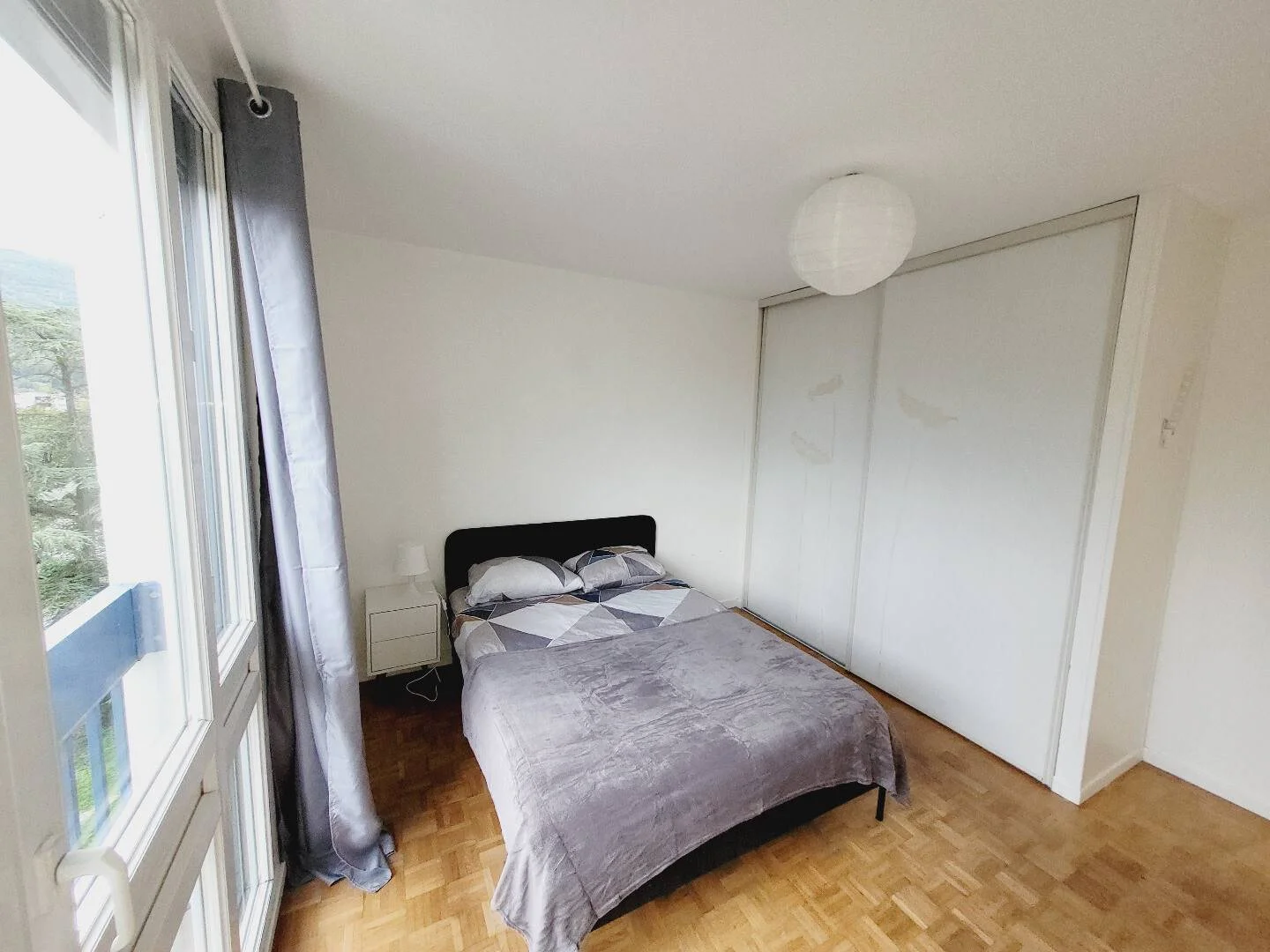 Quarto de estudante confortável e espaçoso em 