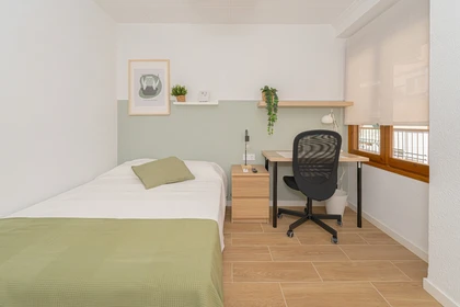 Habitación en alquiler con cama doble Alicante-alacant