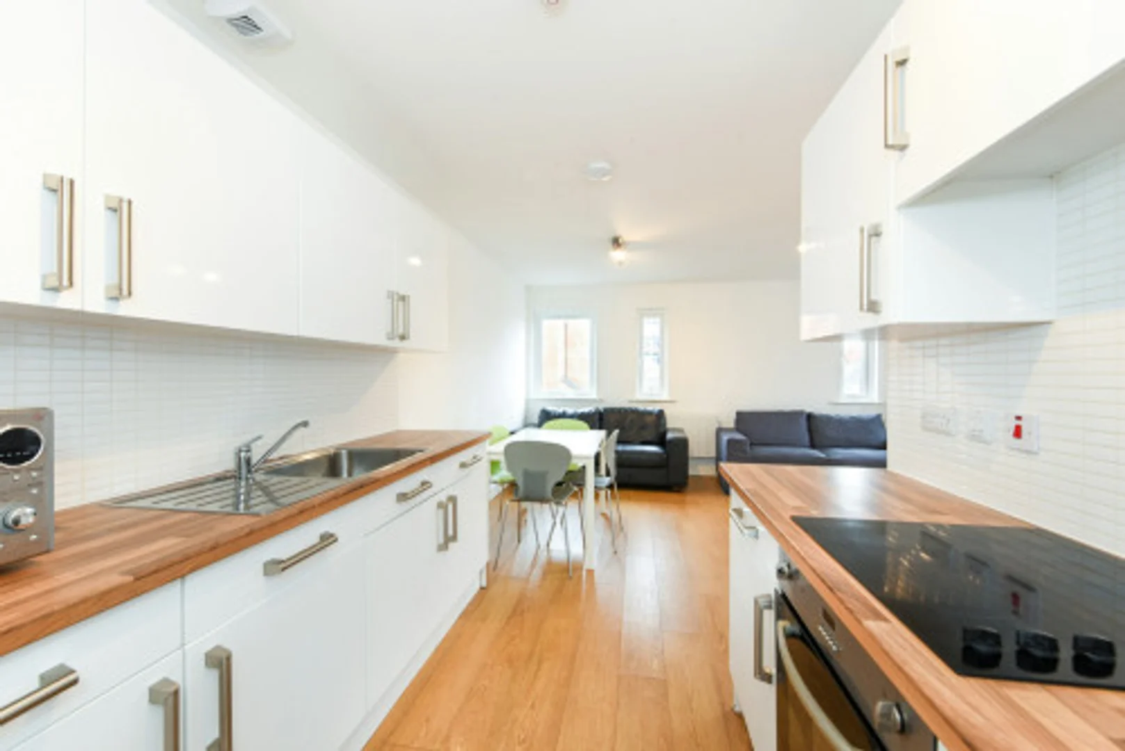 Room for rent in student apartment in , fully furnished