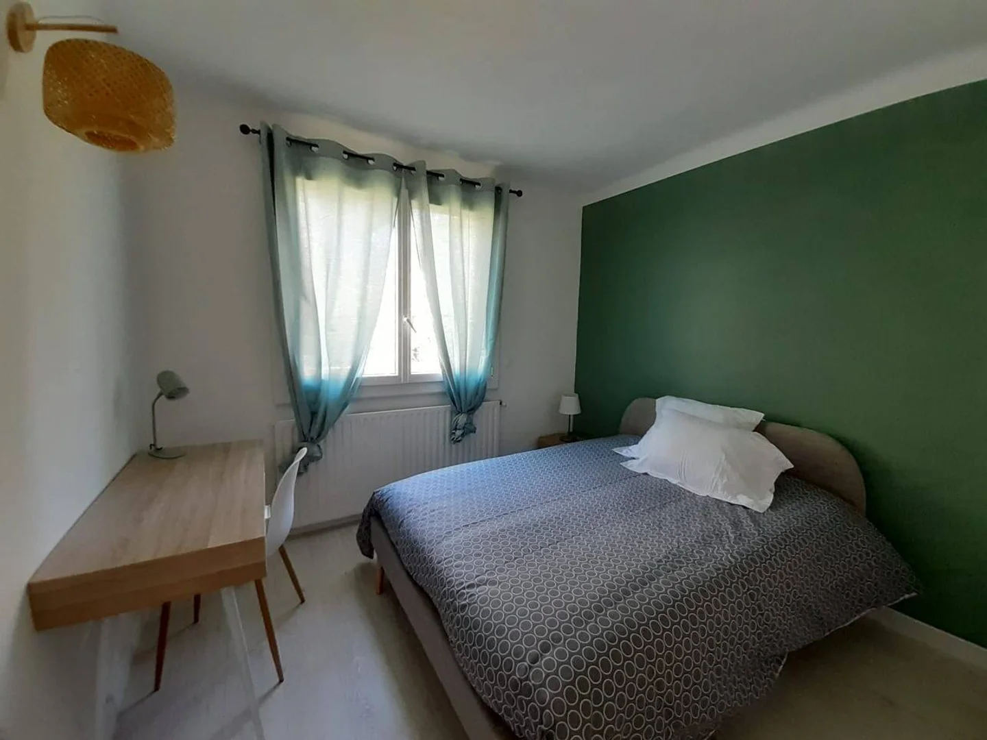 Chambre d'étudiant lumineuse et aérée avec accès facile à l'université dans 