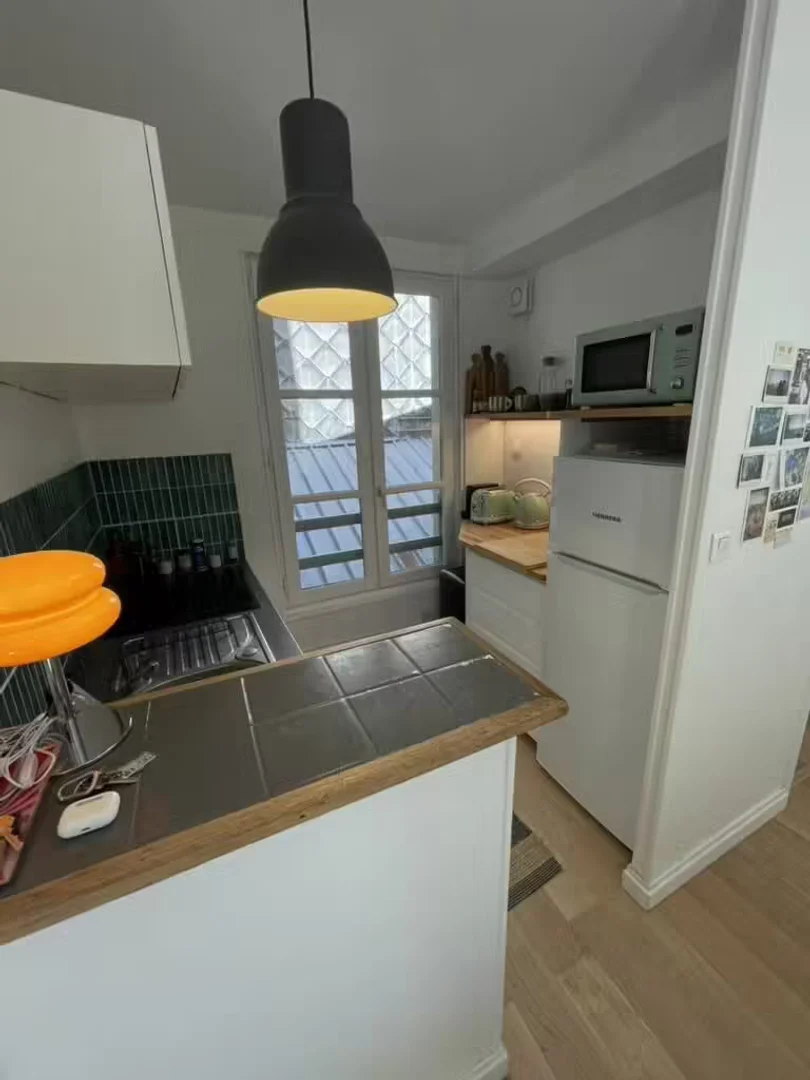 Habitación estudiantil luminosa y aireada con fácil acceso a la universidad en 