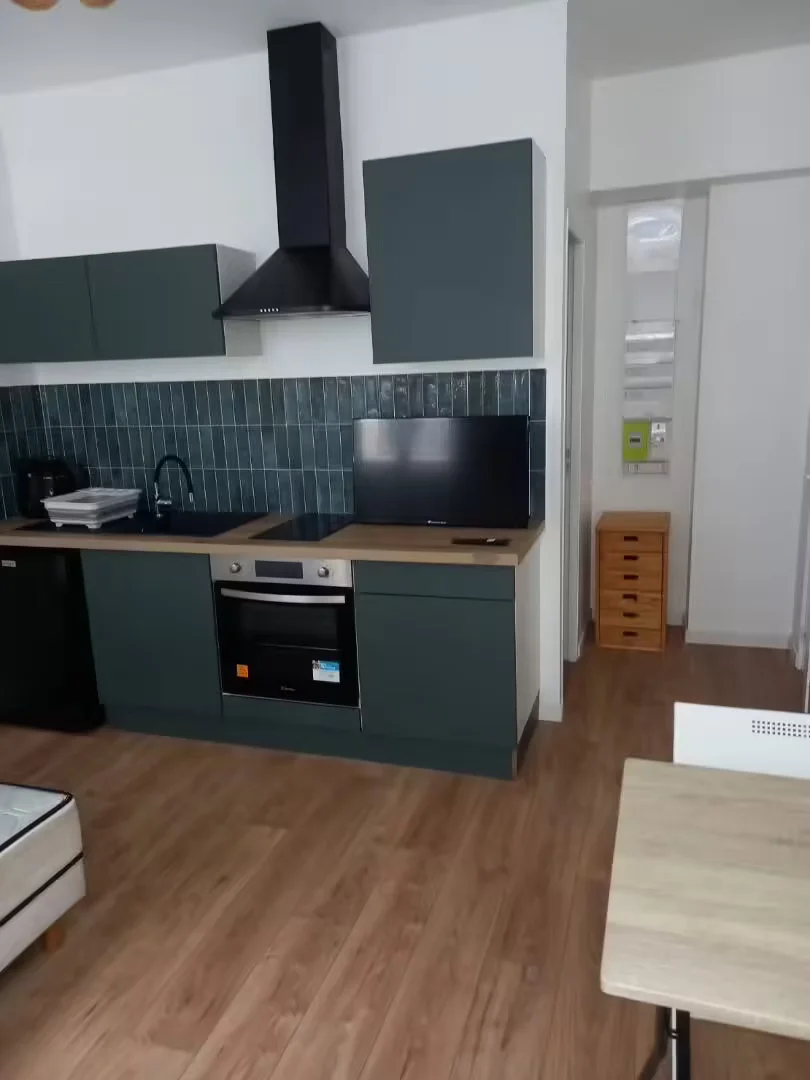 Quarto de estudante confortável e espaçoso em 