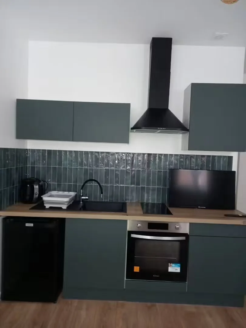 Quarto acessível para estudantes com iluminação ampla em 