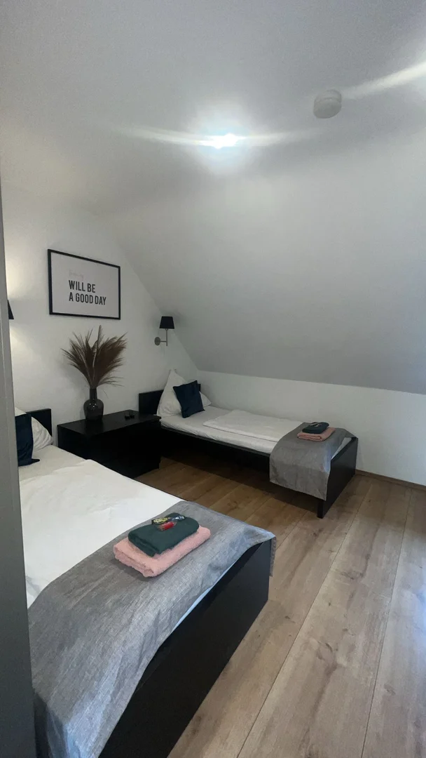 Chambre d'étudiant à  avec espace d'étude et installations communes