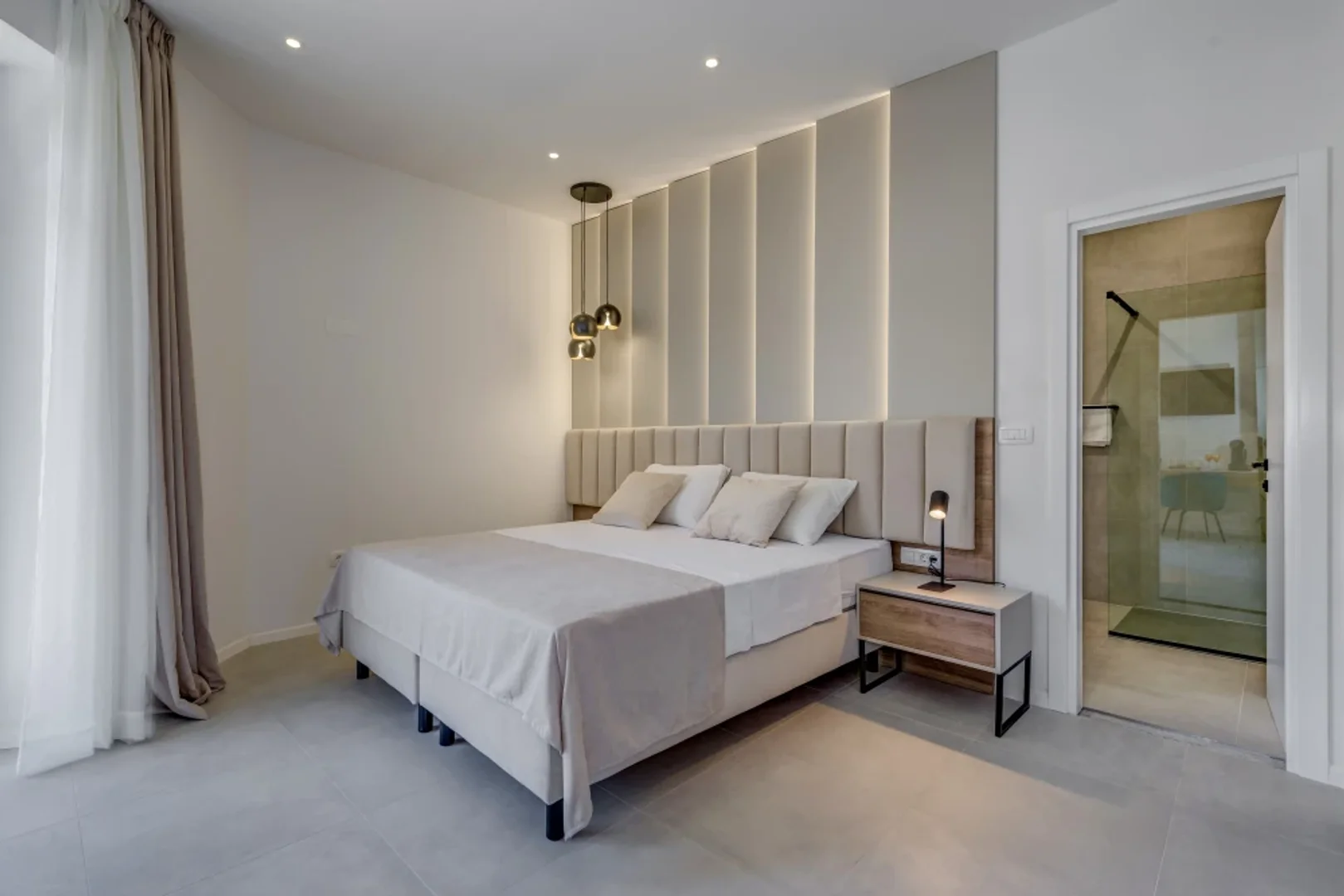 Quarto de estudante em  com área de estudo e instalações partilhadas