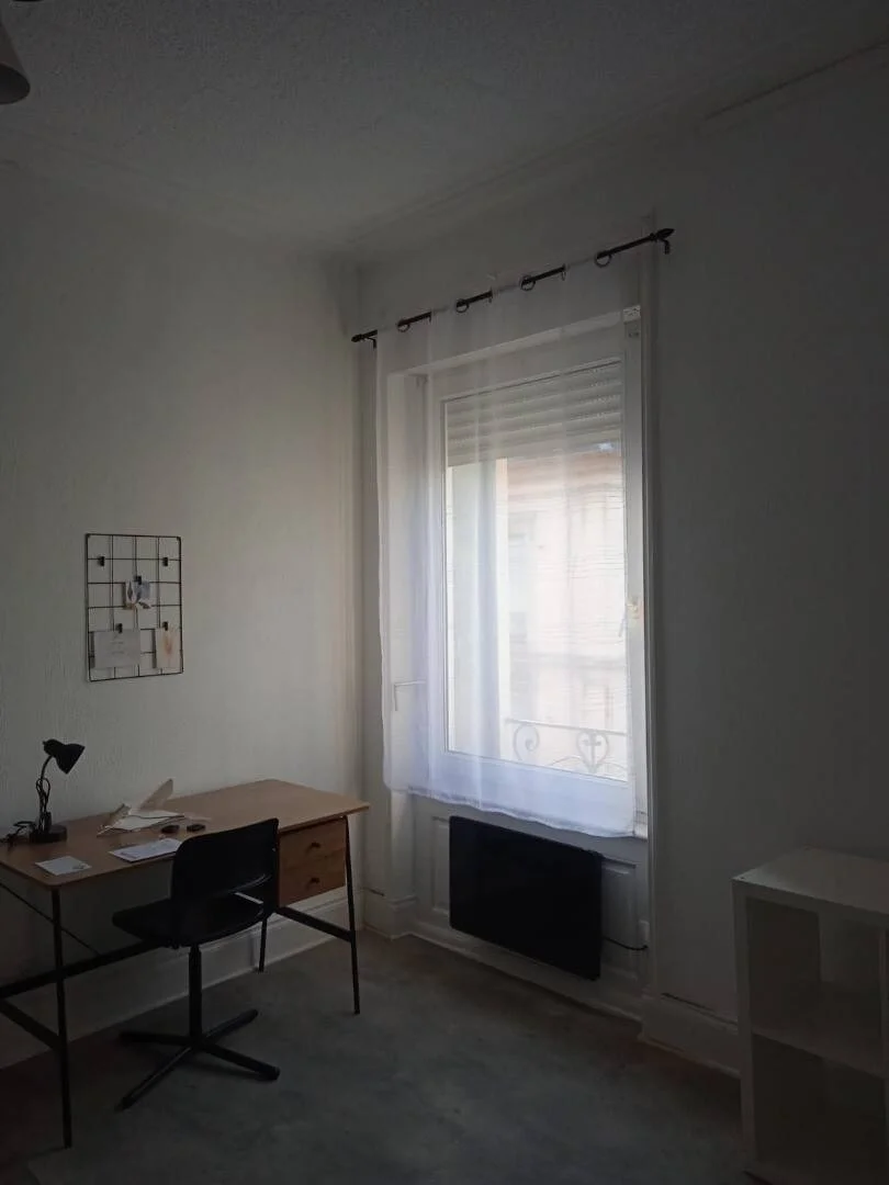 Chambre confortable pour étudiants disponible dans 