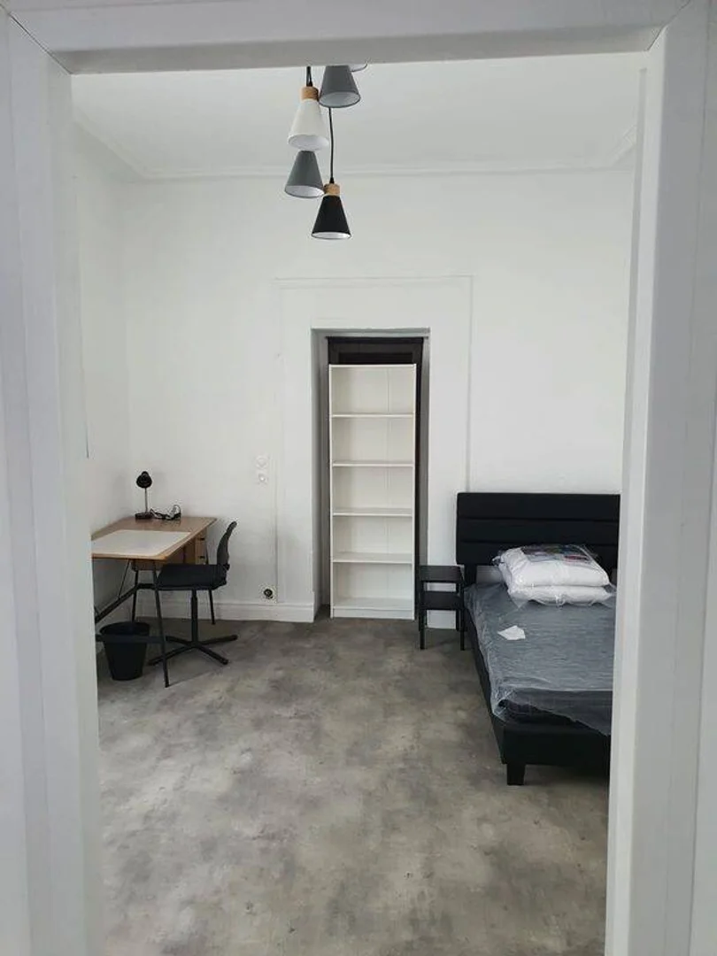 Chambre d'étudiant lumineuse et aérée avec accès facile à l'université dans 