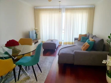 Quarto para alugar com cama de casal em Madeira