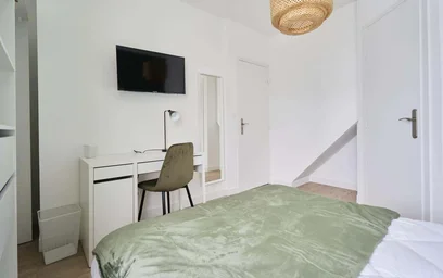 Habitación privada en 20 Rue de la Gare, 59110 La Madeleine, France, imagen 2 de 24
