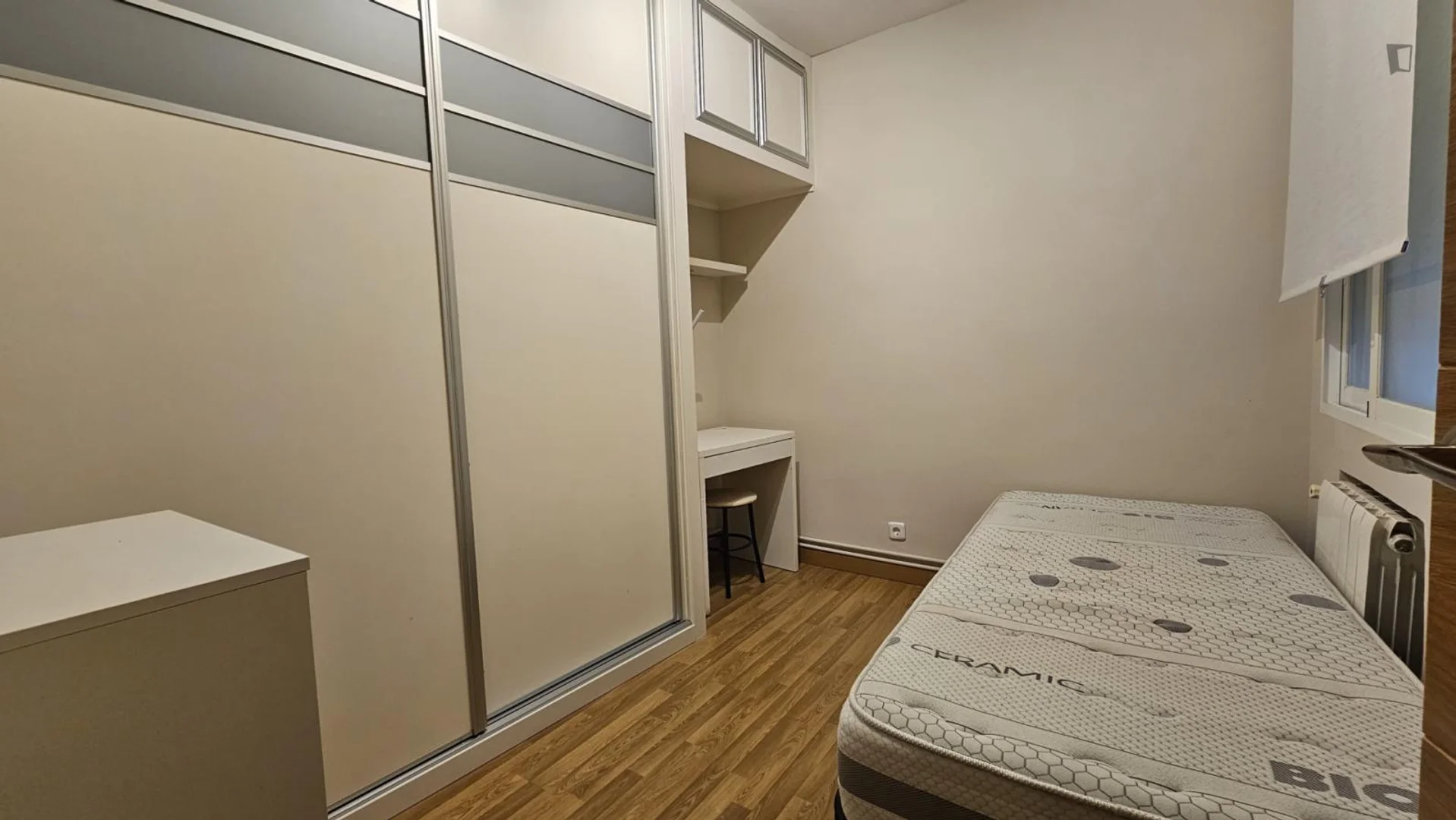 Quarto de estudante luminoso e arejado com acesso fácil à universidade em 