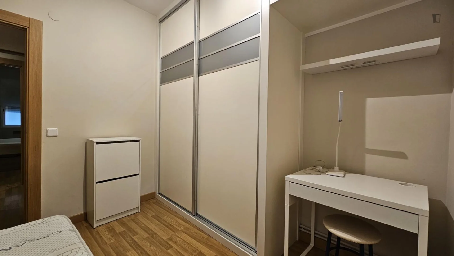 Quarto de estudante confortável e espaçoso em 