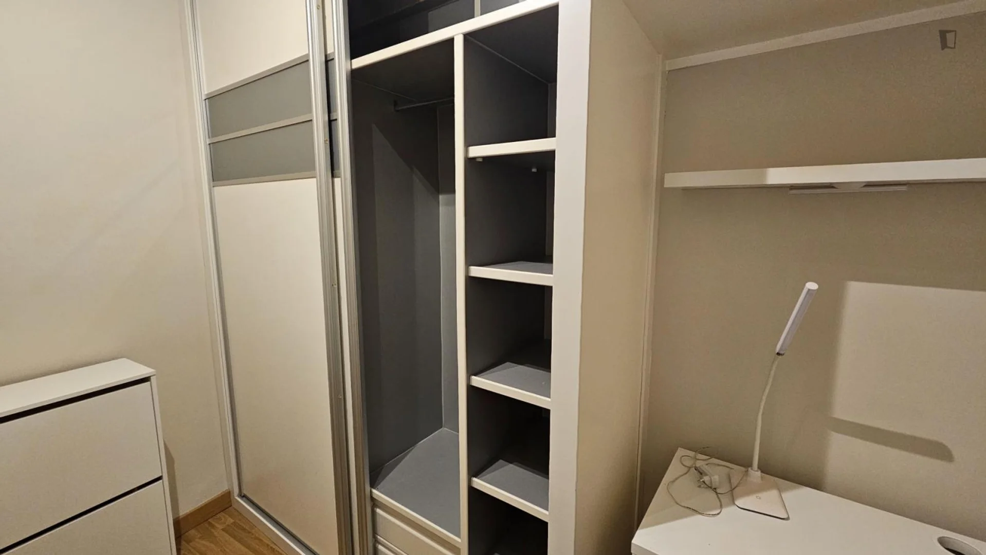 Quarto acessível para estudantes com iluminação ampla em 