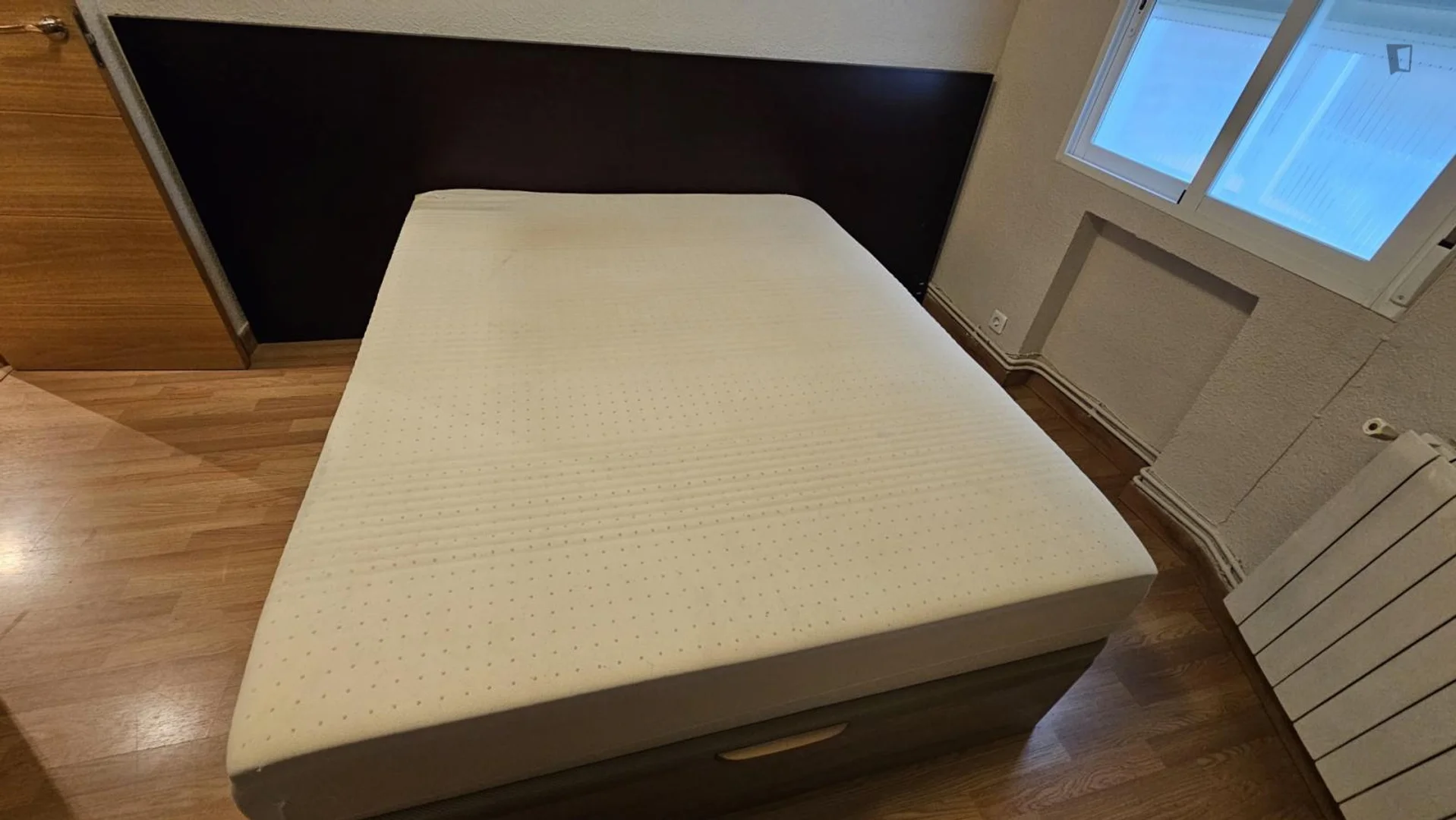 Quarto para alugar em apartamento de estudantes em , totalmente mobilado