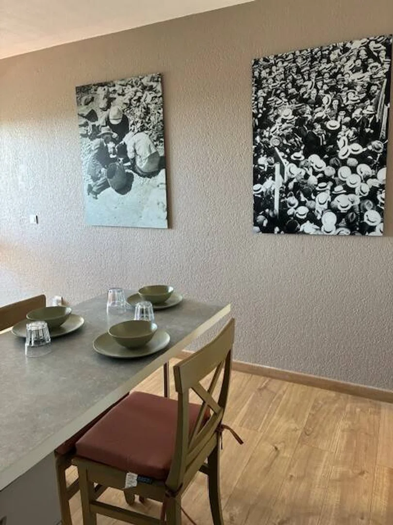 Pokój studencki w  z miejscem do nauki i wspólnymi udogodnieniami