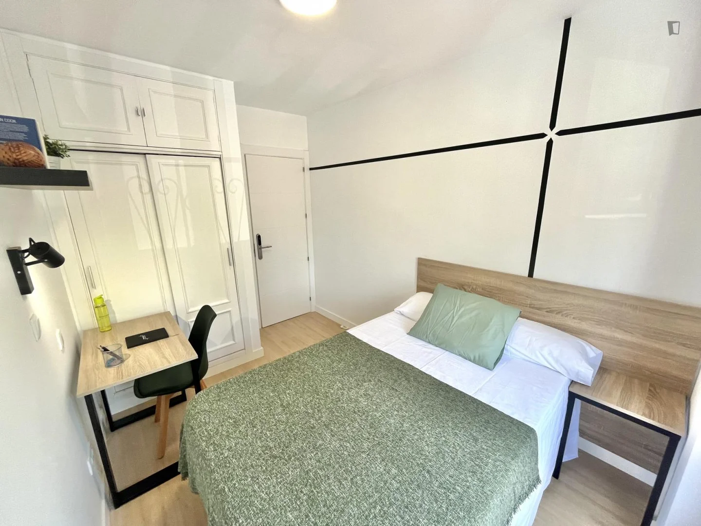 Functional student room perfect for studying in