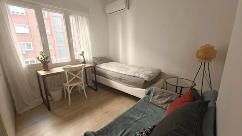 Quarto para alugar num apartamento partilhado em Madrid