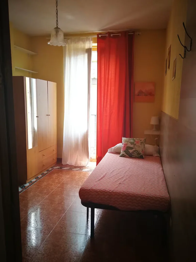 Economical student room with convenient location in 