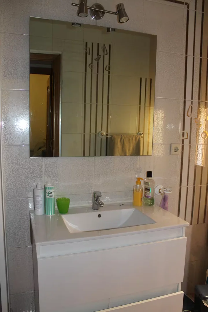 Economical student room with convenient location in 